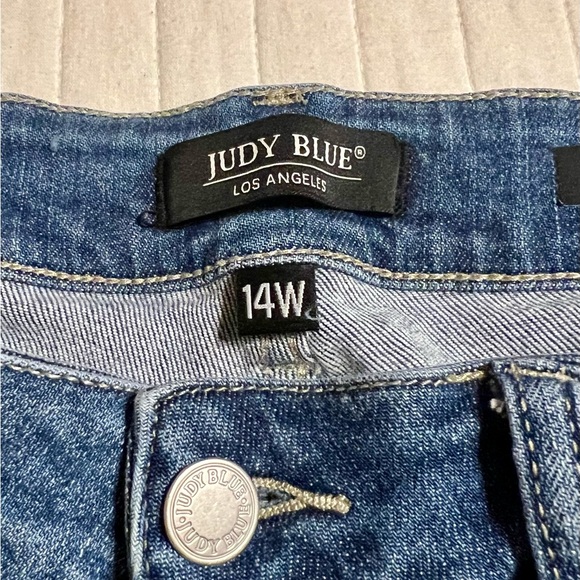 JUDY BLUE FRAYED LEG JEANS - Picture 2 of 11